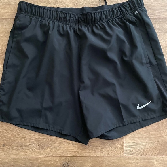 NWOT Nike Women's Black Athletic Shorts Sz Large - Picture 4 of 9